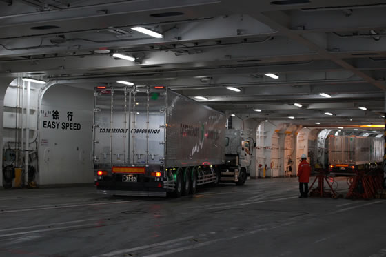 貨物船・フェリー内で荷物を陸送・輸送・運送、配送するテーオー運輸のトラック